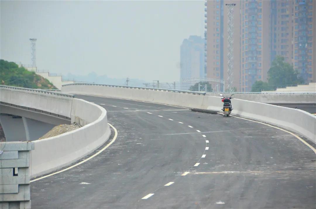 瀘州高鐵站周邊配套市政道路進(jìn)入后期施工(圖3)