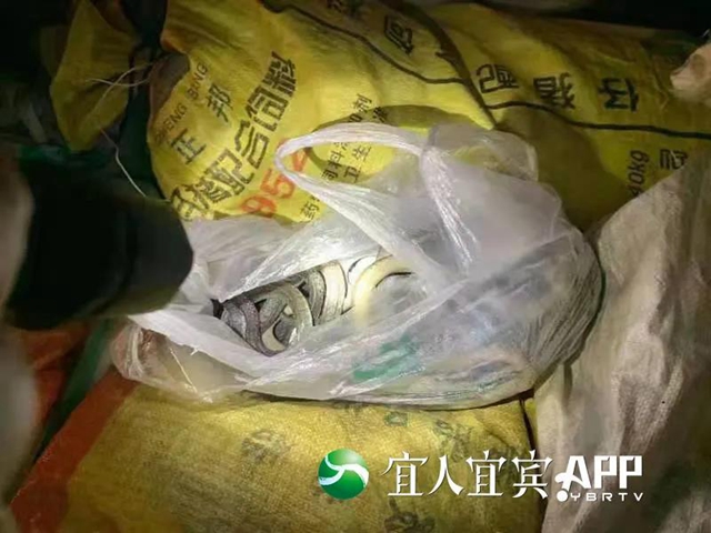 嚇人！宜賓一小車被查，竟藏了100多斤蛇！(圖3)
