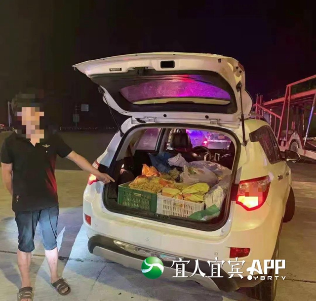 嚇人！宜賓一小車被查，竟藏了100多斤蛇！(圖1)