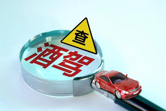 以為交警不會(huì)查教練車(chē)，資中一駕校教練竟酒后搭載一車(chē)學(xué)員(圖1)