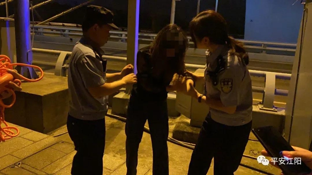 不要放！ 凌晨的瀘州國窖大橋上，他們死死抓住她的手……(圖5)