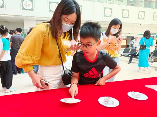 瀘州：傳承國粹學(xué)中醫(yī)，天使寶貝做香丸(圖18)