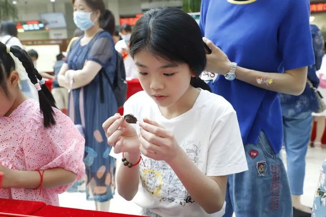 瀘州：傳承國粹學(xué)中醫(yī)，天使寶貝做香丸(圖13)