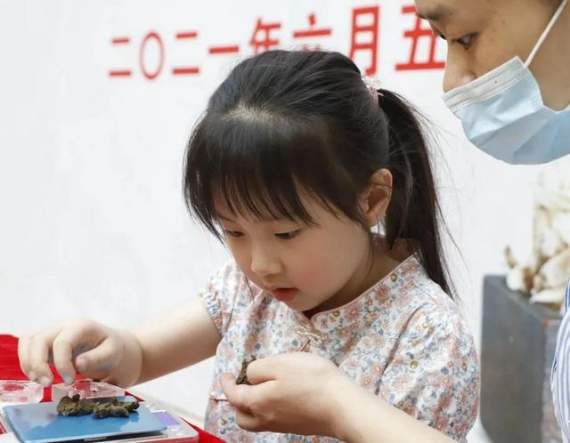 瀘州：傳承國粹學(xué)中醫(yī)，天使寶貝做香丸(圖8)
