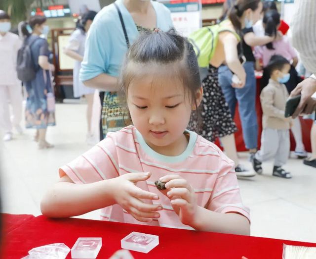 瀘州：傳承國粹學(xué)中醫(yī)，天使寶貝做香丸(圖10)