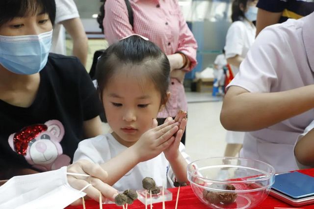 瀘州：傳承國粹學(xué)中醫(yī)，天使寶貝做香丸(圖14)