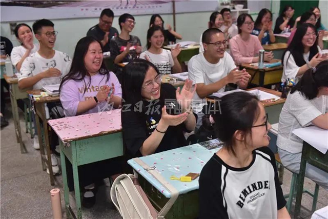 千余名學(xué)生赴考，66輛專車護(hù)航，內(nèi)江“毛坦廠”中學(xué)迎來(lái)高考(圖5)