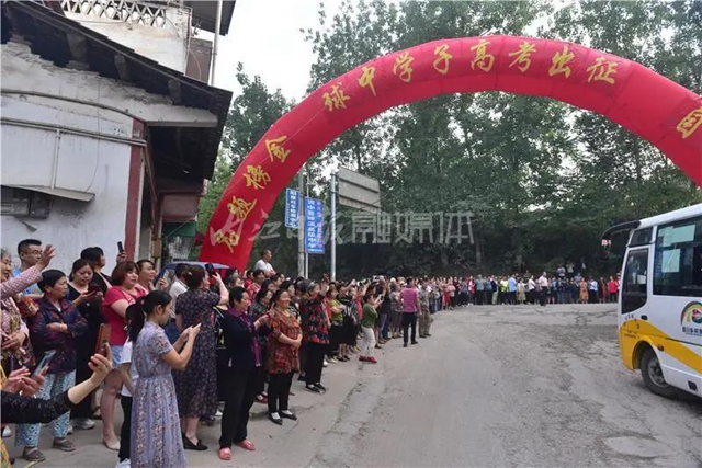 千余名學(xué)生赴考，66輛專車護(hù)航，內(nèi)江“毛坦廠”中學(xué)迎來(lái)高考(圖9)