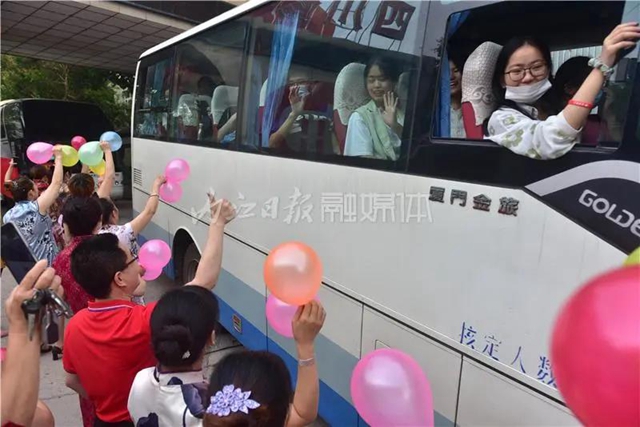 千余名學(xué)生赴考，66輛專車護(hù)航，內(nèi)江“毛坦廠”中學(xué)迎來(lái)高考(圖10)