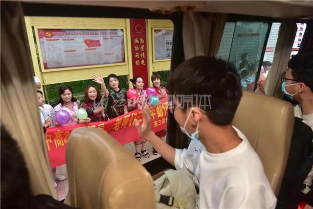 千余名學(xué)生赴考，66輛專車護(hù)航，內(nèi)江“毛坦廠”中學(xué)迎來(lái)高考(圖12)