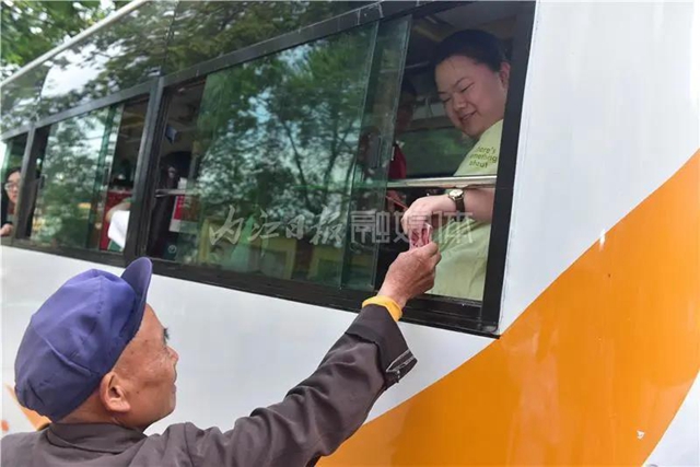 千余名學(xué)生赴考，66輛專車護(hù)航，內(nèi)江“毛坦廠”中學(xué)迎來(lái)高考(圖13)