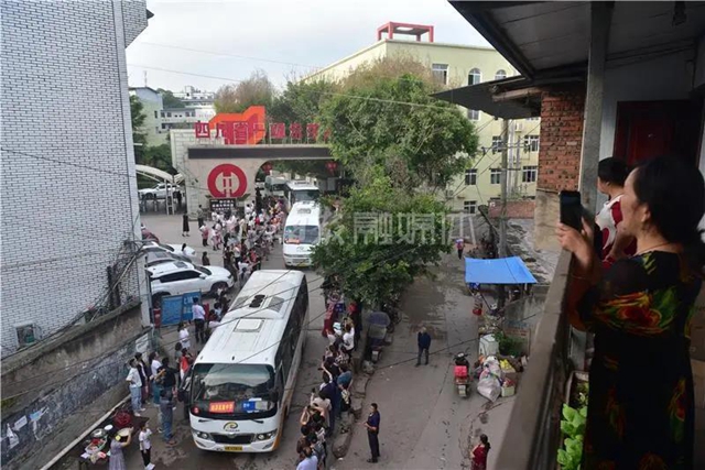 千余名學(xué)生赴考，66輛專車護(hù)航，內(nèi)江“毛坦廠”中學(xué)迎來(lái)高考(圖15)