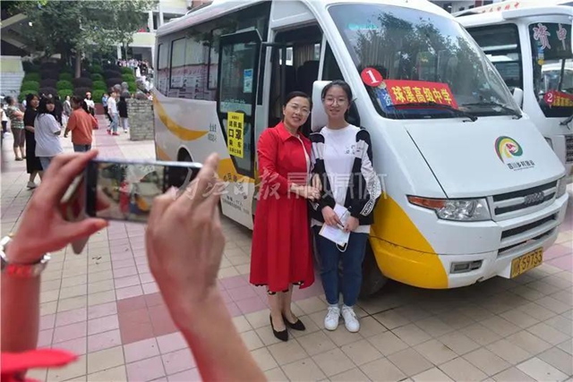 千余名學(xué)生赴考，66輛專車護(hù)航，內(nèi)江“毛坦廠”中學(xué)迎來(lái)高考(圖17)