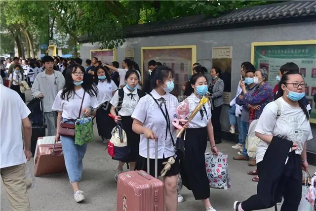 千余名學(xué)生赴考，66輛專車護(hù)航，內(nèi)江“毛坦廠”中學(xué)迎來(lái)高考(圖18)
