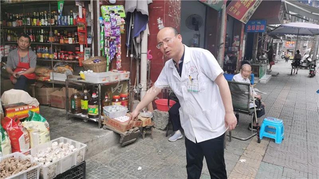內(nèi)江威遠(yuǎn)醫(yī)生徒手奪刀救人，用行動詮釋醫(yī)者仁心