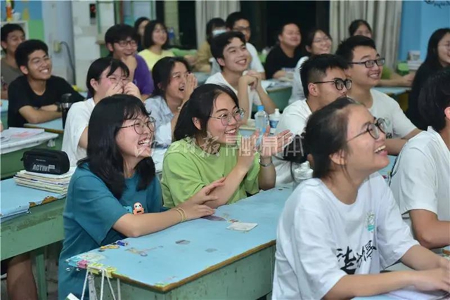 千余名學(xué)生赴考，66輛專車護(hù)航，內(nèi)江“毛坦廠”中學(xué)迎來(lái)高考(圖4)
