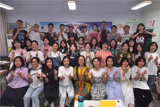 千余名學(xué)生赴考，66輛專車護(hù)航，內(nèi)江“毛坦廠”中學(xué)迎來(lái)高考(圖1)
