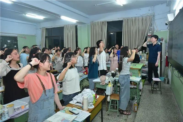 千余名學(xué)生赴考，66輛專車護(hù)航，內(nèi)江“毛坦廠”中學(xué)迎來(lái)高考(圖2)