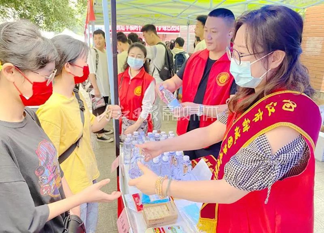 贊！內(nèi)江這對“夫妻檔”，連續(xù)五年愛心送考