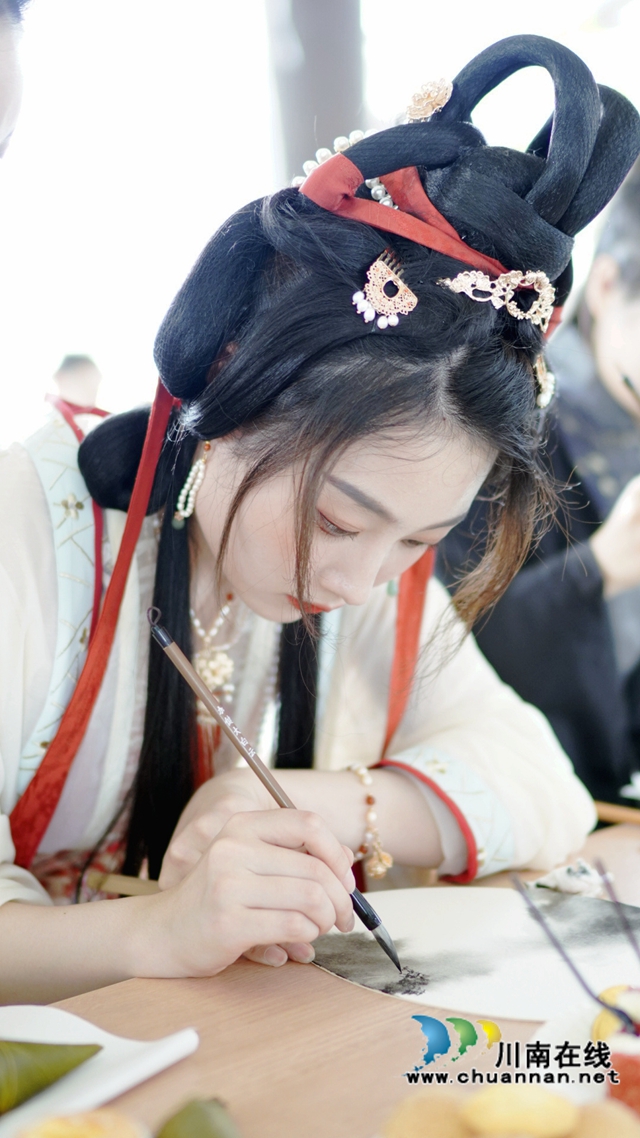 納溪：著漢服、吃粽子、品茗茶……一場在網(wǎng)紅公園的端午傳統(tǒng)文化體驗活動點燃“國潮熱”(圖8)