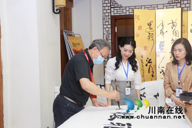 書(shū)畫(huà)逢酒 筆墨飄香丨川中南七市老年書(shū)畫(huà)聯(lián)展會(huì)議代表采風(fēng)沈子國(guó)酒莊(圖21)