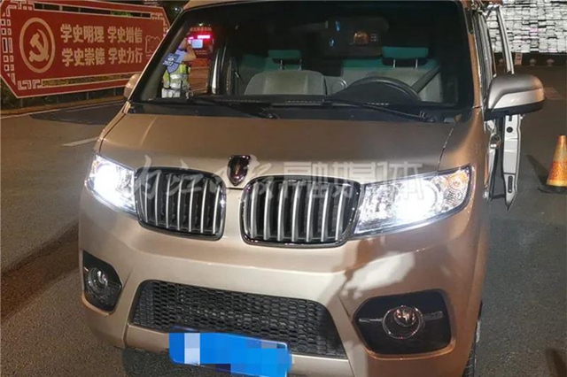 路上有“炸彈”？隆昌交警攔獲一非法改裝面包車