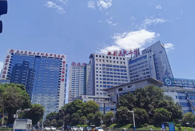 【驚險(xiǎn)】瀘州3歲熊孩子吞下硬幣，帥氣男醫(yī)生跪地取出！(圖4)