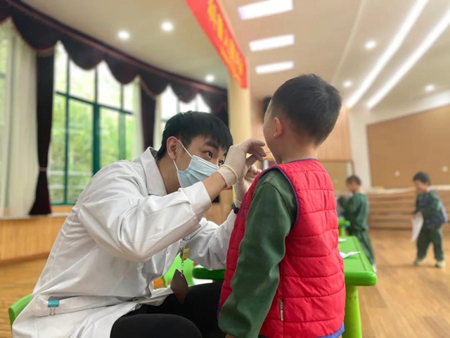 【驚險(xiǎn)】瀘州3歲熊孩子吞下硬幣，帥氣男醫(yī)生跪地取出！(圖7)