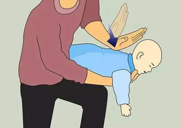 【驚險(xiǎn)】瀘州3歲熊孩子吞下硬幣，帥氣男醫(yī)生跪地取出！(圖11)