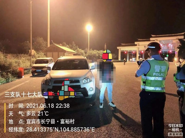 女司機開車被老公嫌棄速度慢，剛換座位就被宜賓交警攔下！原因……
