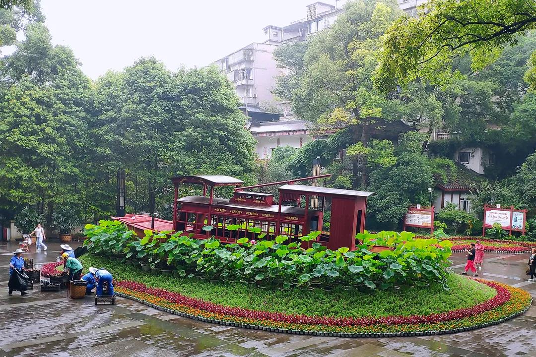 紅船亮相、鮮花裝飾……瀘州忠山公園、百子圖、大梯步“七一”氛圍濃(圖1)