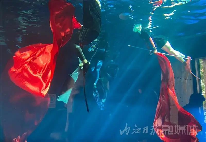 《紅》，紅了！內(nèi)江妹子在水下表演的絕美舞蹈火爆出圈(圖3)