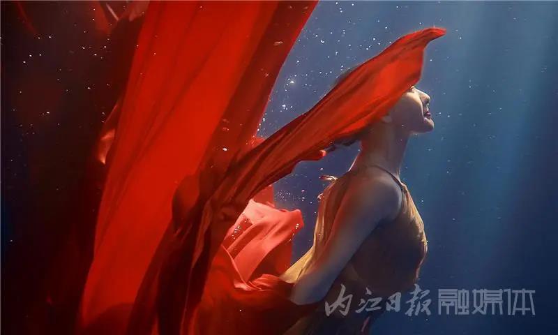 《紅》，紅了！內(nèi)江妹子在水下表演的絕美舞蹈火爆出圈(圖4)