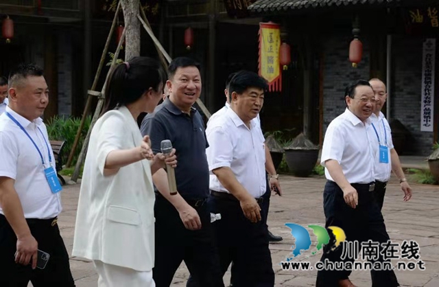 四川省鞏固脫貧攻堅成果、助推鄉(xiāng)村振興經(jīng)驗交流會與會代表參觀考察瀘州“楠域奇緣博藏館”(圖1)