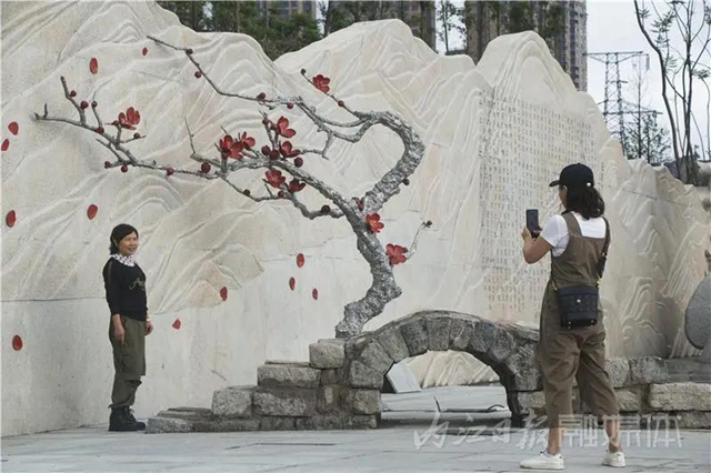 50米雕塑墻驚艷亮相！內(nèi)江這座全新打造的濕地公園下月投用(圖1)