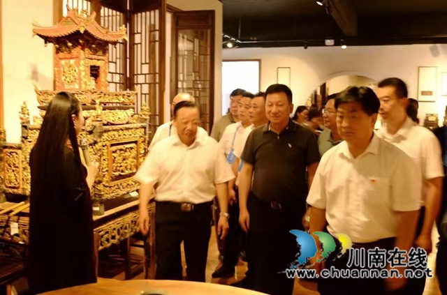 四川省鞏固脫貧攻堅成果、助推鄉(xiāng)村振興經(jīng)驗交流會與會代表參觀考察瀘州“楠域奇緣博藏館”(圖2)