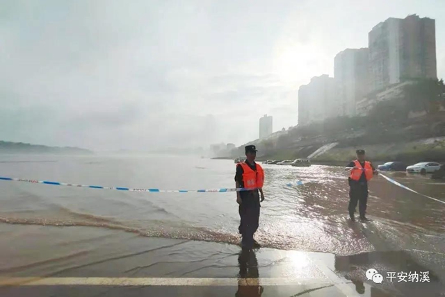 納溪：江水上漲淹沒停車場(chǎng)，民警及時(shí)救助涉水車輛(圖2)