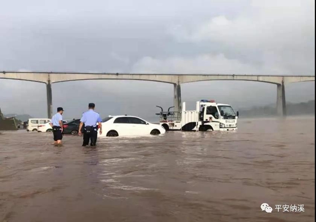 納溪：江水上漲淹沒停車場(chǎng)，民警及時(shí)救助涉水車輛(圖1)