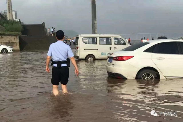 納溪：江水上漲淹沒停車場(chǎng)，民警及時(shí)救助涉水車輛(圖3)