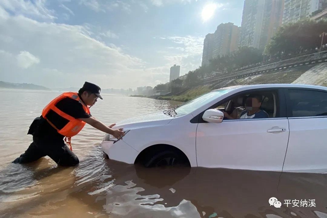 納溪：江水上漲淹沒停車場(chǎng)，民警及時(shí)救助涉水車輛(圖4)