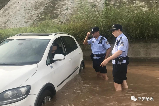 納溪：江水上漲淹沒停車場(chǎng)，民警及時(shí)救助涉水車輛(圖5)