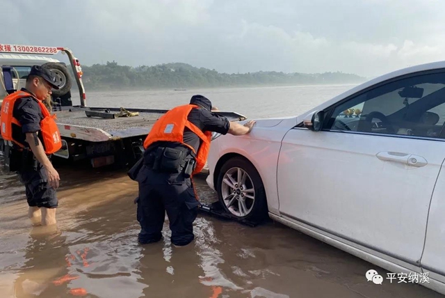 納溪：江水上漲淹沒停車場(chǎng)，民警及時(shí)救助涉水車輛(圖7)