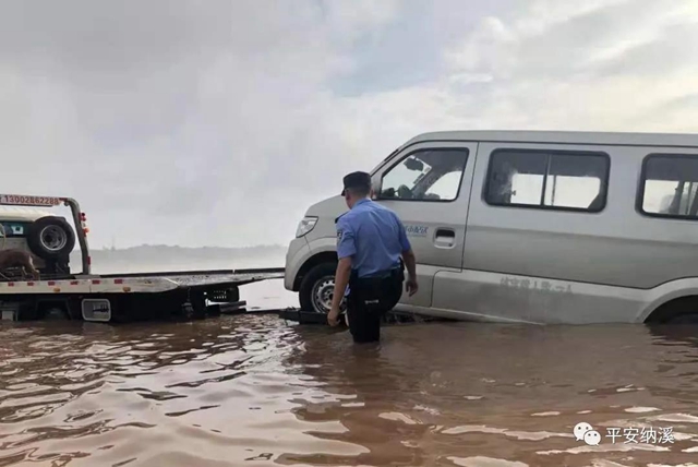 納溪：江水上漲淹沒停車場(chǎng)，民警及時(shí)救助涉水車輛(圖8)