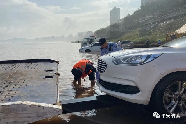 納溪：江水上漲淹沒停車場(chǎng)，民警及時(shí)救助涉水車輛(圖9)