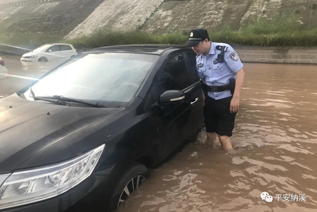 納溪：江水上漲淹沒停車場(chǎng)，民警及時(shí)救助涉水車輛(圖10)