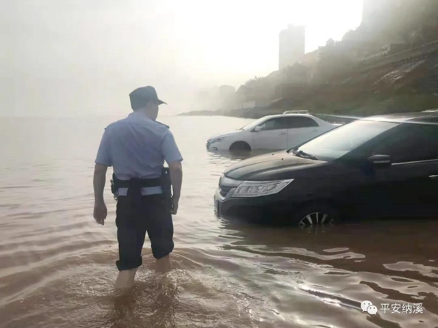 納溪：江水上漲淹沒停車場(chǎng)，民警及時(shí)救助涉水車輛(圖12)