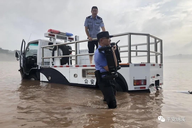 納溪：江水上漲淹沒停車場(chǎng)，民警及時(shí)救助涉水車輛(圖11)