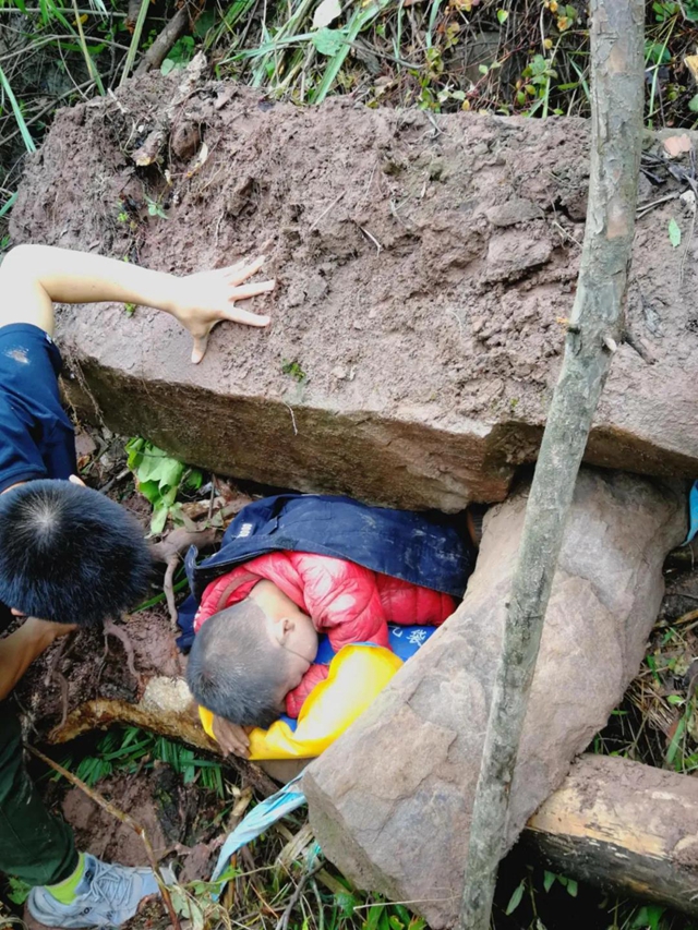 瀘州11歲男童被巨石壓身，身披警察“戰(zhàn)袍”被救出……(圖1)