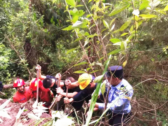 瀘州11歲男童被巨石壓身，身披警察“戰(zhàn)袍”被救出……(圖4)