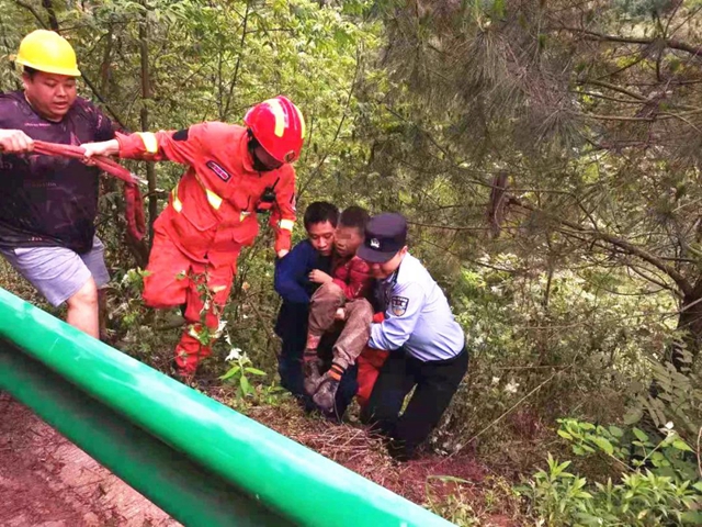 瀘州11歲男童被巨石壓身，身披警察“戰(zhàn)袍”被救出……(圖6)